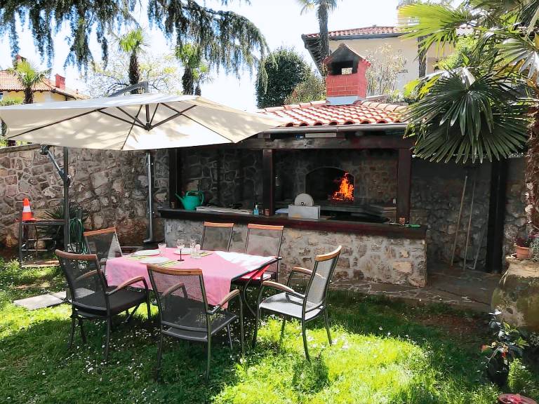 Rental apartment with garden, barbeque & terrace | Sea view | Beach nearby | Pets are welcome in Opatija