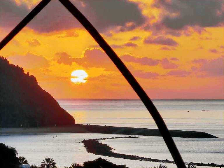 Atlantic Sunrise Vacation with Sea Views, Wi-Fi and Air Conditioning — photo 3