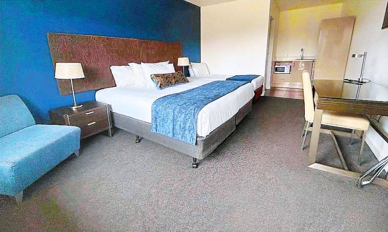 Motel Queanbeyan City Council