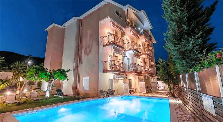 Serviced apartment with yard, pool & terrace — photo 3