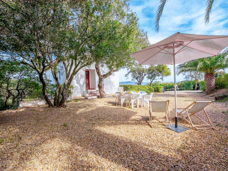 Apartment with garden & patio | Sea view — photo 3
