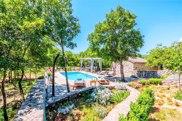 House with private pool, BBQ & patio | Mountain view — photo 3