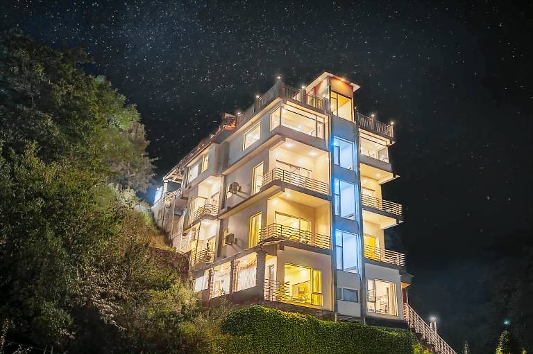 Wood Stock Rooms & Cottages Near Lawrence school Kasauli