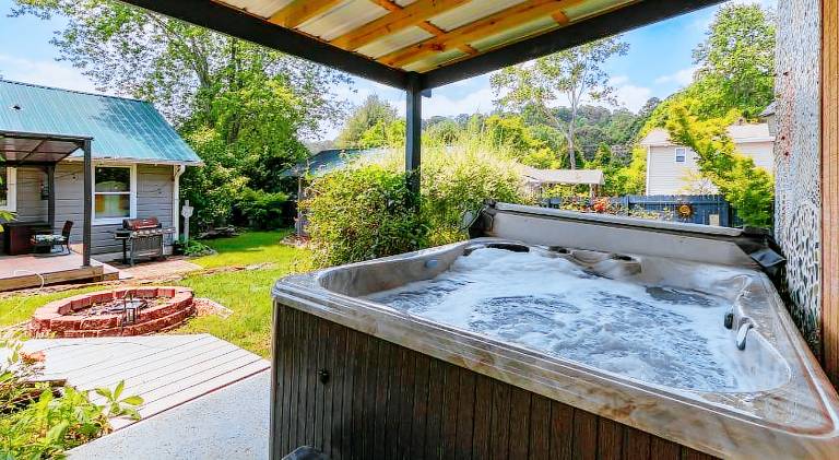 House with hot tub — photo 2
