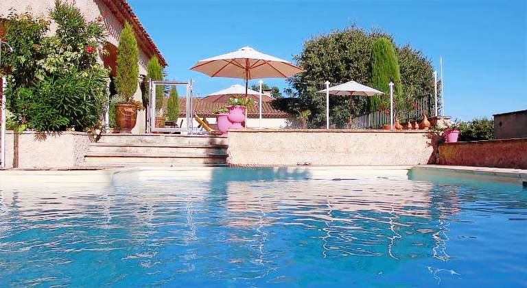 Serviced apartment with pool & patio | Pet-friendly — photo 3