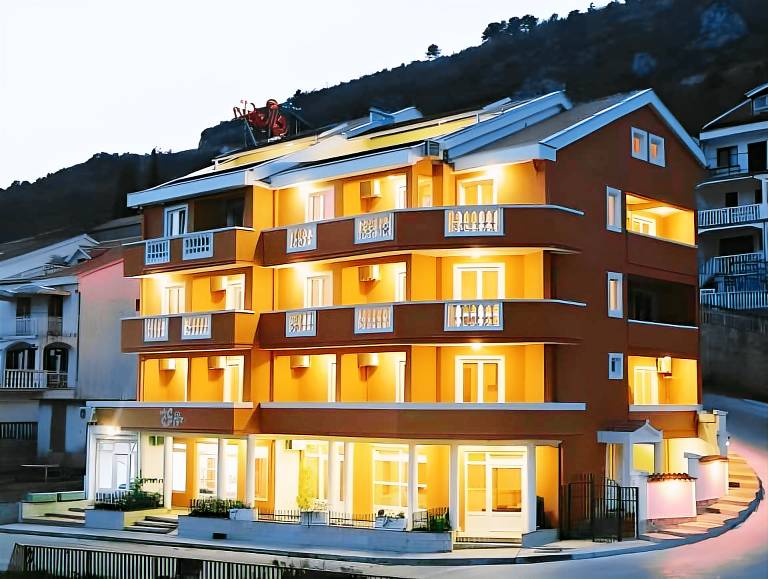 Holiday apartment with patio in Budva