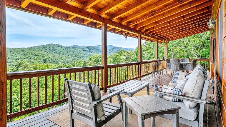 Blackberry Lodge- Pet Friendly Outdoor Firepit Hot Tub — photo 5