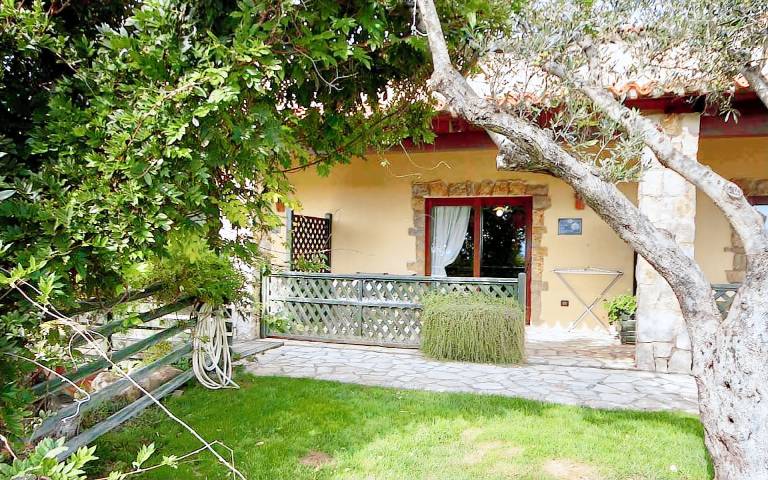Holiday apartment with patio, grill & pool in Alghero