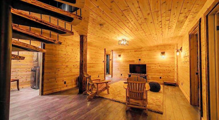 Chalet with jacuzzi — photo 4