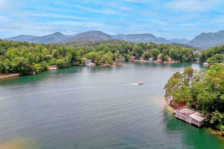 Max's Blue Lakeside Cottage Pet Friendly Lake Lure Cabin with Private Dock & Boathouse Deck — photo 2