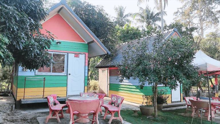 P มะนาวหวานโฮมสเตย์ บังกะโล 2 หลัง พักได้ 10 คน in Phetchaburi
