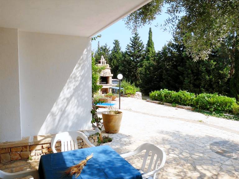 Children-friendly rental apartment with barbeque & yard | Garden view | Pets are welcome — photo 2