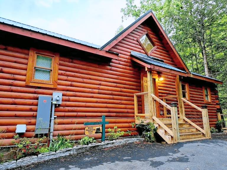 Wonderful cabin with grill & hot tub | Mountain view | Pets are welcome in Gatlinburg, TN