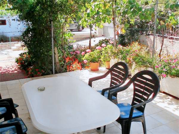 Holiday apartment with patio, barbecue & garden — photo 5