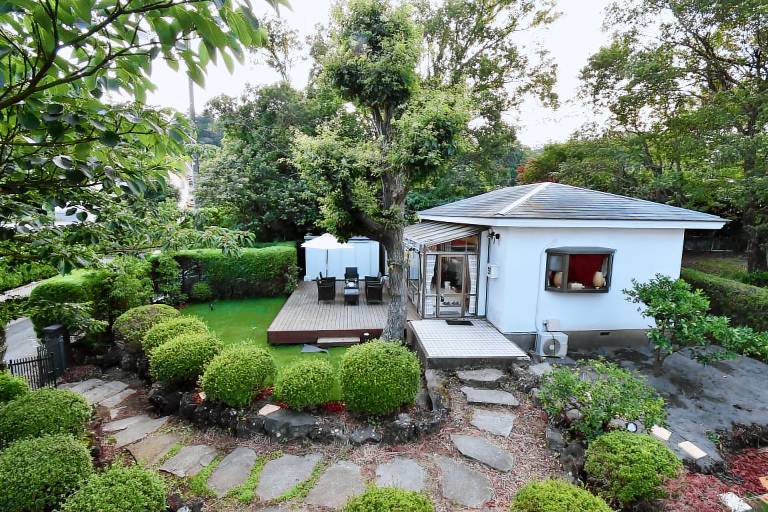 House with barbeque, garden & terrace in Ito