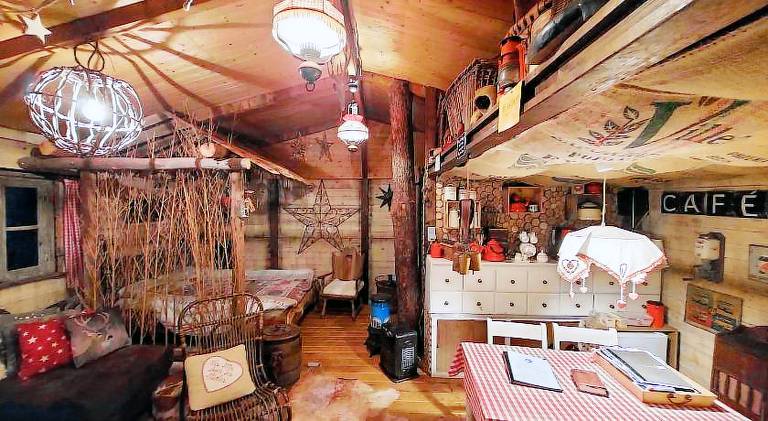 Jardin Reveur la cabane La tete dans les etoiles in Namur