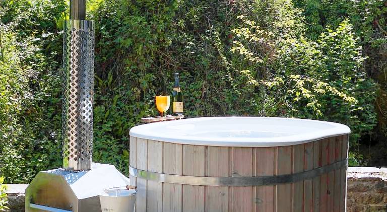 House with hot tub — photo 3
