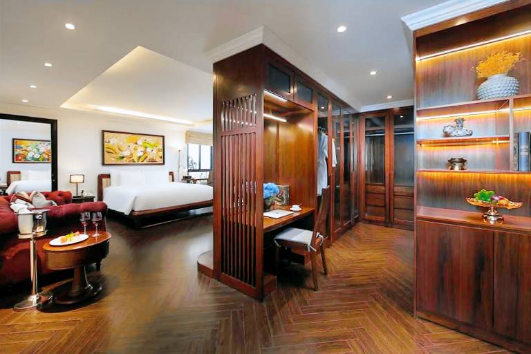 MAY DE VILLE Crown Hotel 1