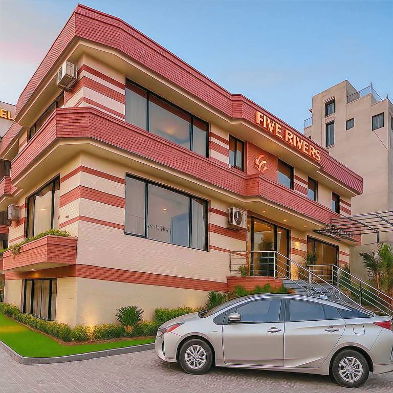 Hotel Five Rivers Airport Rd Lahore