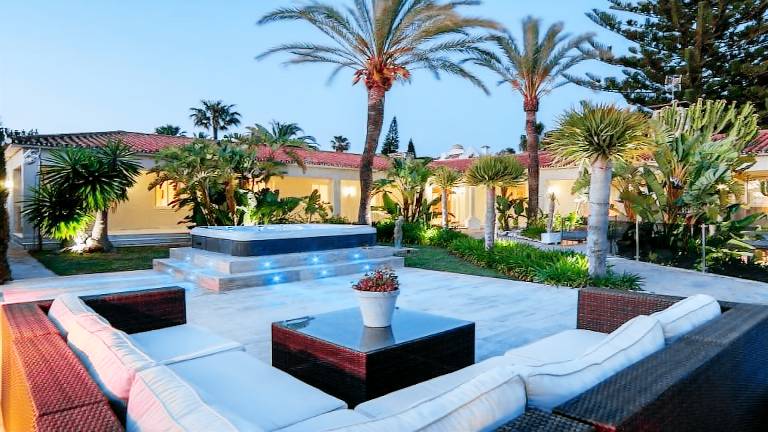 Family-friendly ample villa with jacuzzi & private pool | Mountain view | Pets allowed — photo 2