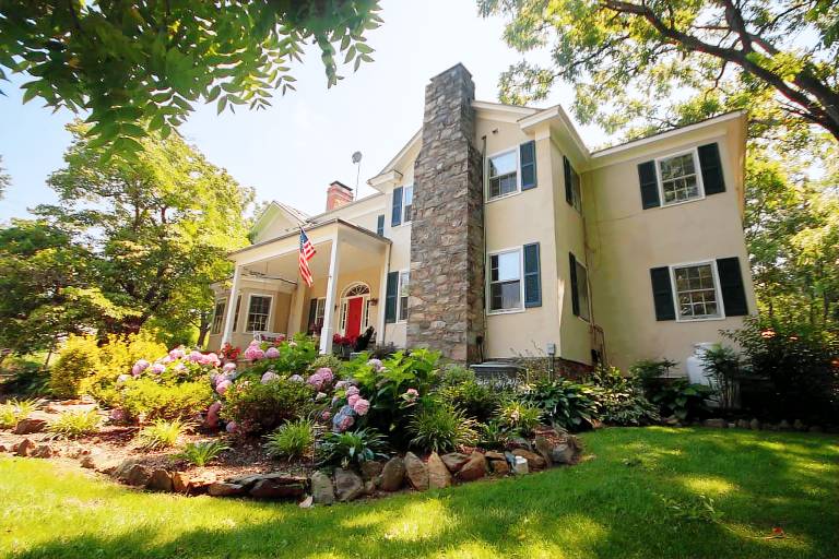 Bed and breakfast  Round Hill