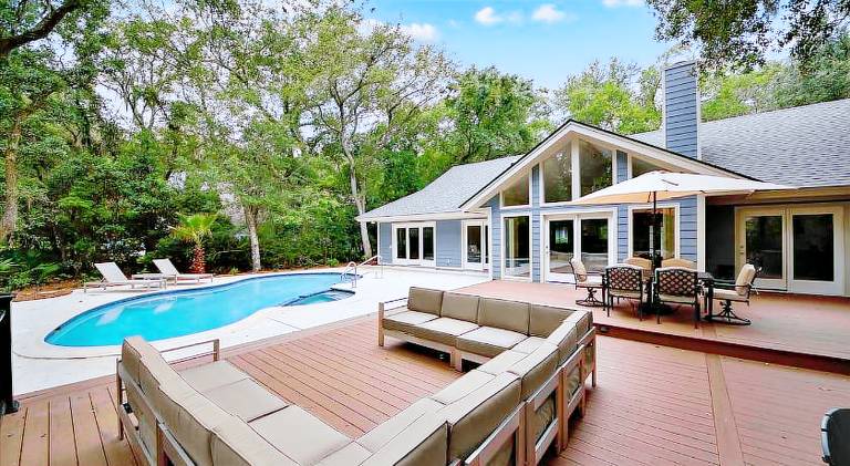 Vacation home with pool — photo 3