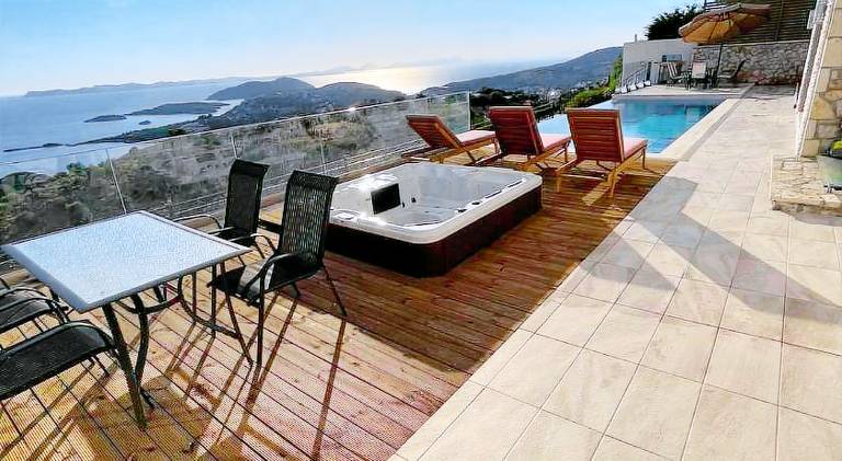 Villa with garden, patio & jacuzzi in Igoumenitsa