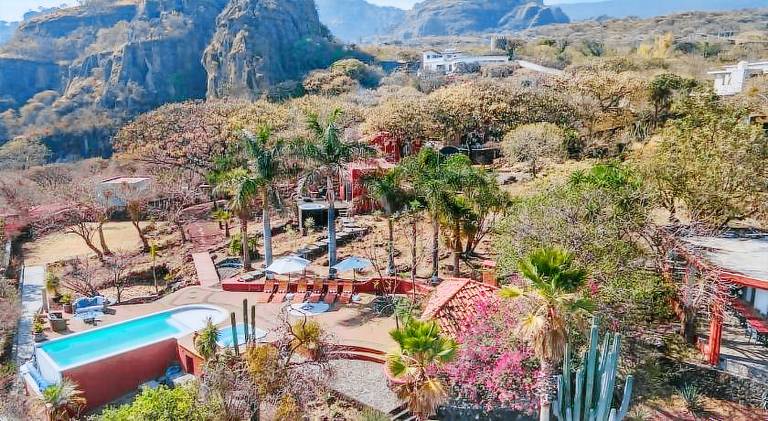Vacation home with hot tub & pool in Tepoztlán