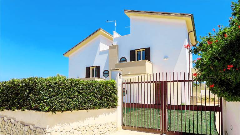 Child-friendly ample villa with barbeque, terrace & garden | Garden view | Next to the beach | Pets are welcome — photo 2