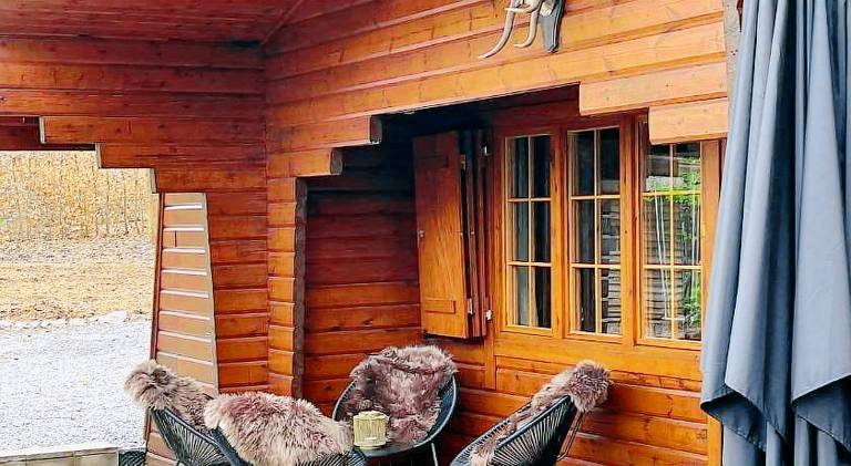 Chalet with hot tub | Dogs allowed — photo 3