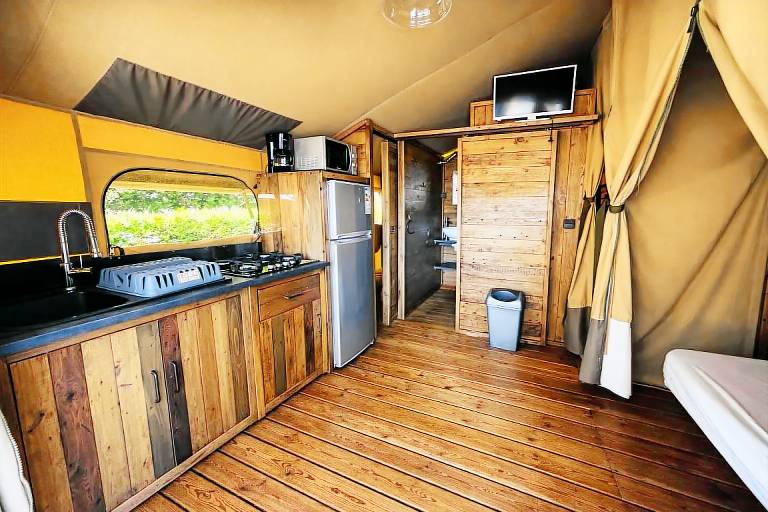 Mobile home with barbecue & heated pool | Pets allowed — photo 3