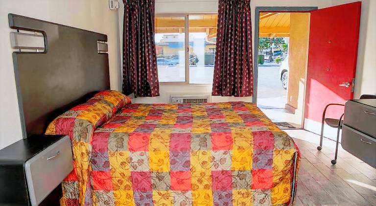 Traveler's Rest Motel — photo 2