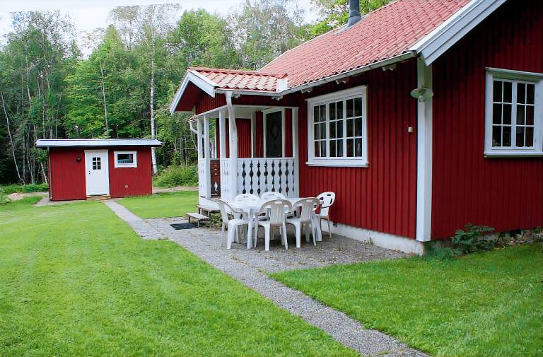 Gemütliches Holzhaus mit Boot