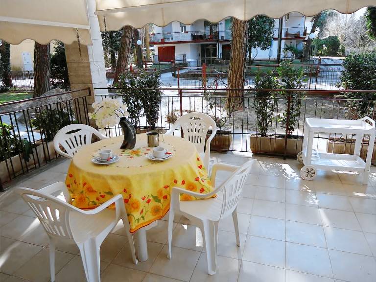 Holiday apartment with patio | Garden view — photo 2