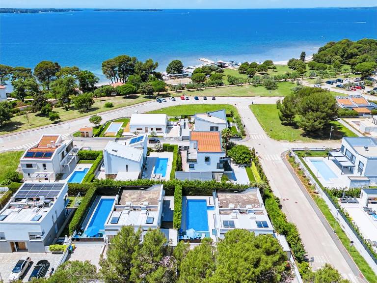 Vacation home with terrace, private pool & BBQ | Sea view — photo 3
