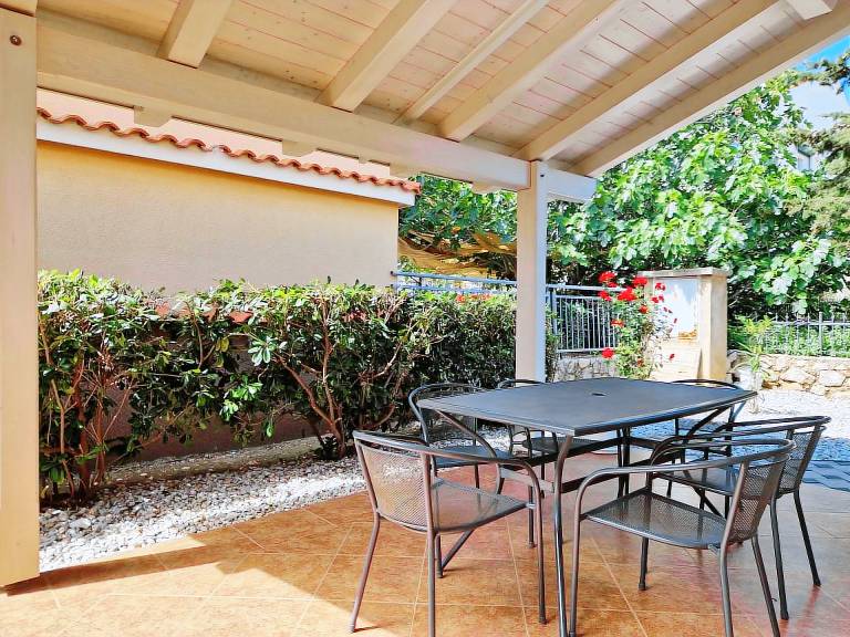 Charming holiday apartment with patio | Next to the beach | Pets are welcome in Baska