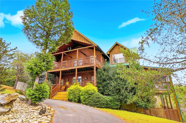 5BR Cabin w Yard Office Hot Tub Firepit in Sevierville, TN