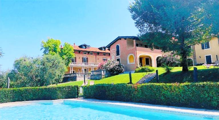 Holiday apartment with terrace, pool & yard in Manerba del Garda