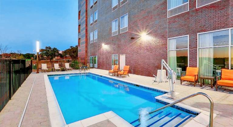 La Quinta Inn & Suites by Wyndham Lakeway — photo 4