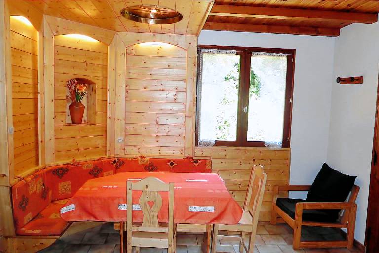 Chalet with patio, BBQ & yard | Mountain view — photo 3