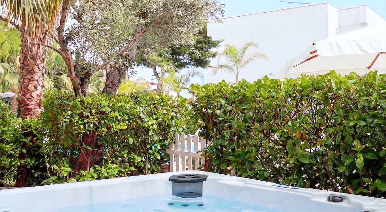 Beautiful serviced apartment with garden, pool & jacuzzi | Close to the beach | Pets allowed — photo 5