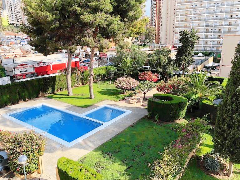 Apartment with pool & yard — photo 4