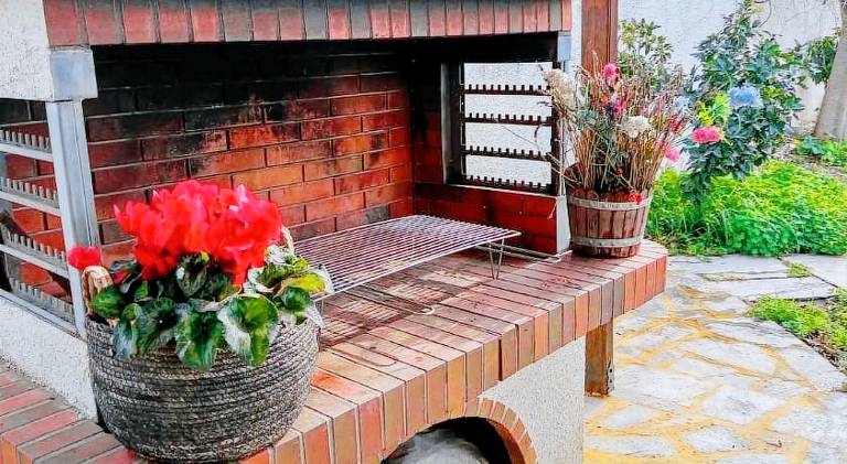 Vacation home with garden, patio & grill — photo 5