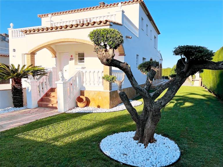 Fully equipped beautiful villa with grill, yard & private pool | Pet-friendly — photo 3