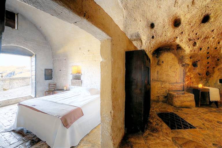 Unique Cave Accommodation with a Luxury Bathroom In Matera, Italy — photo 4
