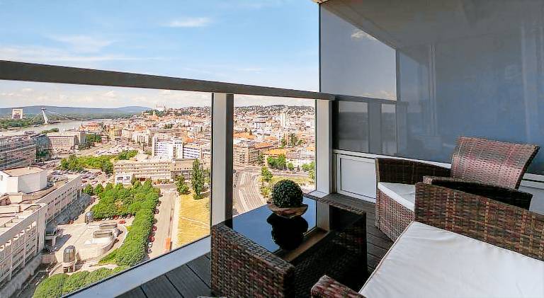 Panorama - Sunset and castle view, 22nd floor, garage, AC in Bratislava