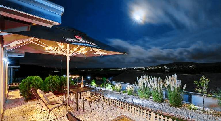 Vacation home with barbeque, yard & pool — photo 4