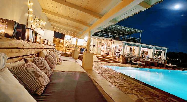 Apartment with patio, pool & barbecue — photo 2