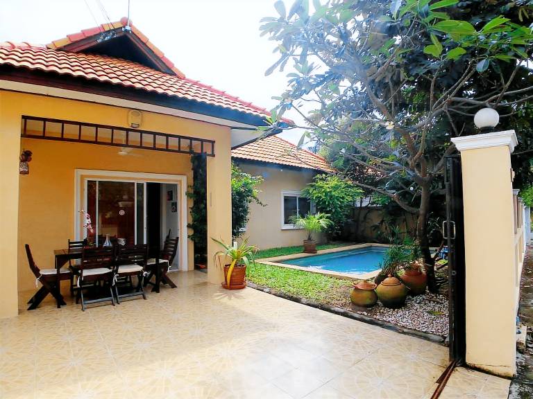 Villa with yard, grill & pool — photo 4