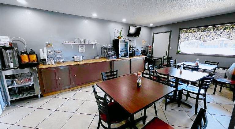 Royal Inn & Suites — photo 4